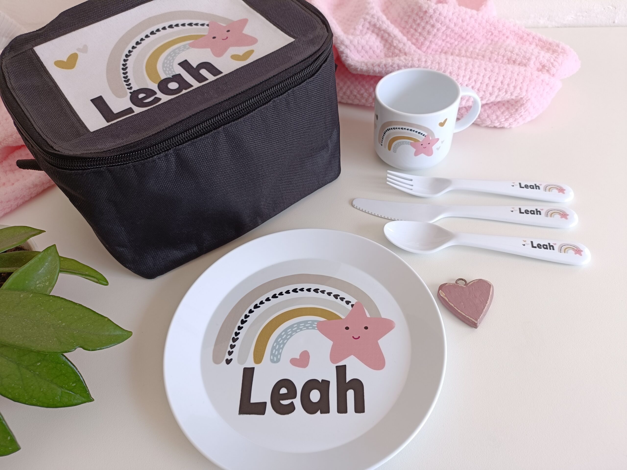 Cooler lunch bag with plate, cutlery set and mug